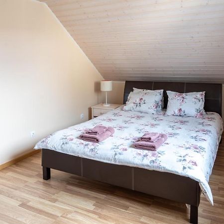Cosy Family Guesthouse With Sauna And Garden Kuressaare Esterno foto